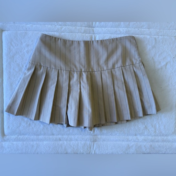 Zara Pleated Skort features a high waist, wrap front, side buckle, pleat details - Picture 6 of 16